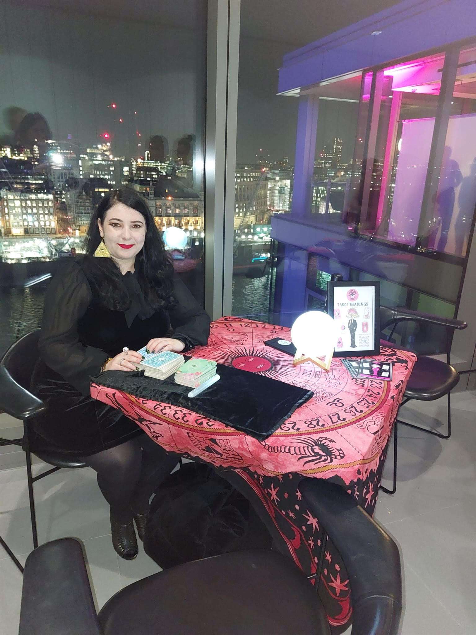 magenta tarot reader