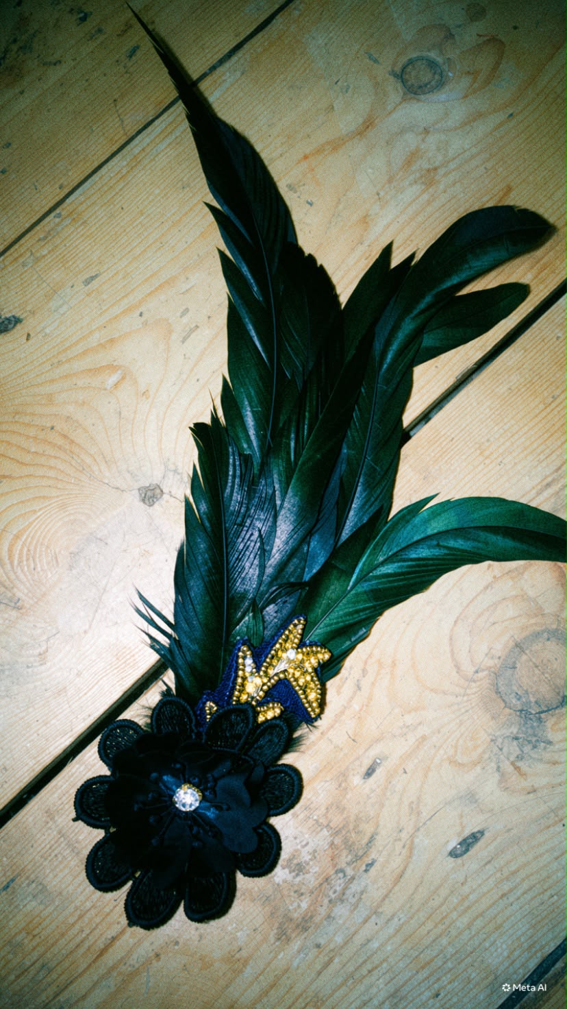 Great Gatsby feather hairclip for 1920s themed entertainment styling